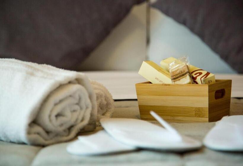 اتاق استاندارد سه نفره, Santamaria Inn