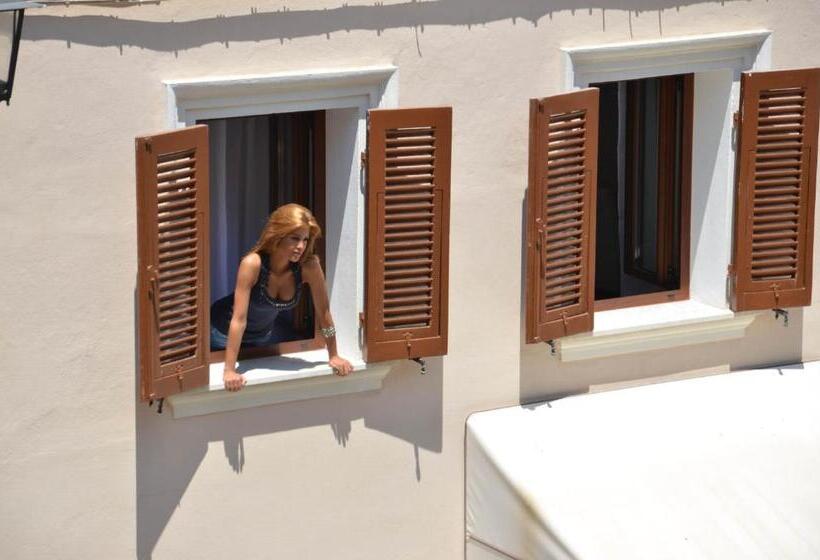 豪华三人间, Sweetdreams Plaça Civica