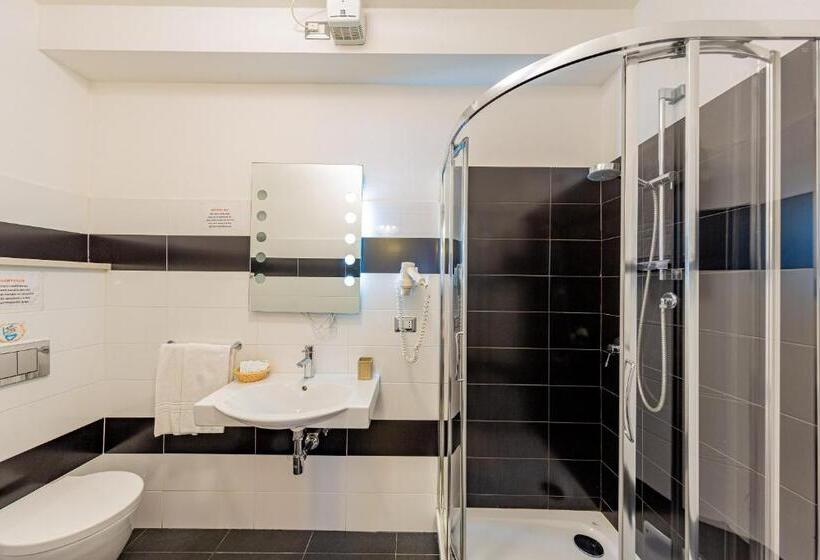 豪华三人间, Sweetdreams Plaça Civica