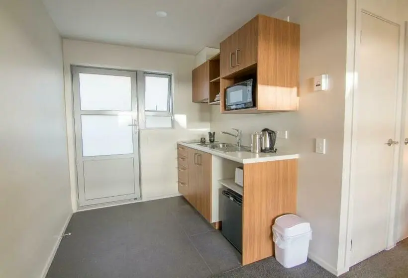 استودیوی لوکس, 311 Motel Riccarton