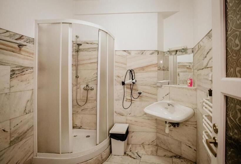 Трехместный Номер Стандарт Совместная Ванная, Green Wood Apartament Stara Ochota