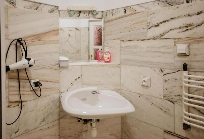 标准三人间共用浴室, Green Wood Apartament Stara Ochota