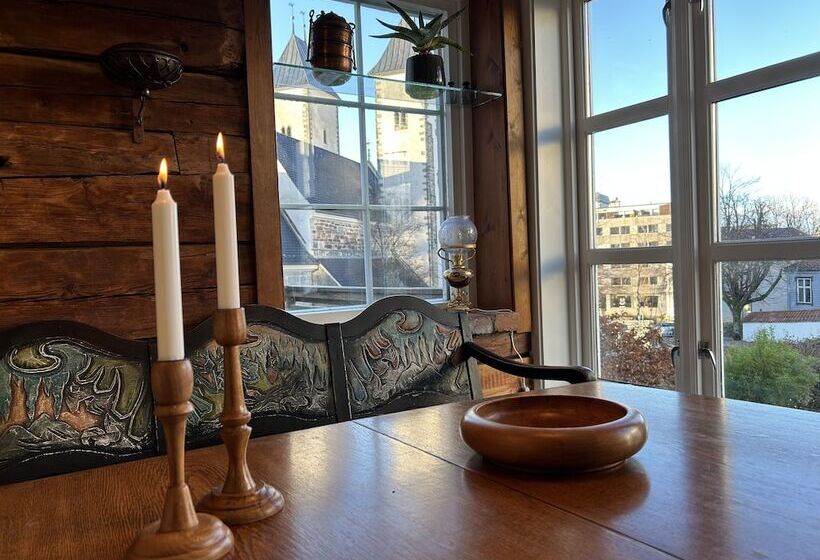 דירת משפחה, To Sostre Guesthouse