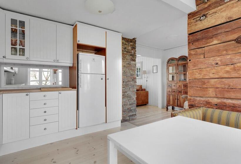 דירת משפחה, To Sostre Guesthouse