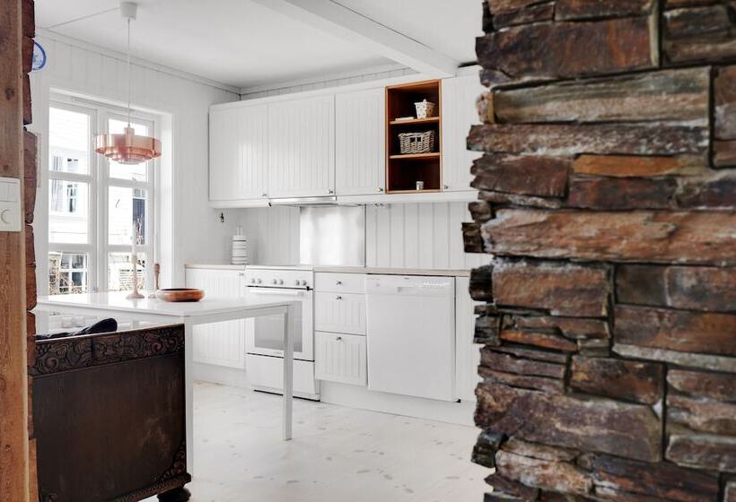 דירת משפחה, To Sostre Guesthouse