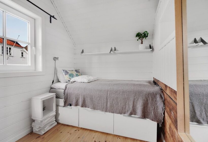 דירת משפחה, To Sostre Guesthouse