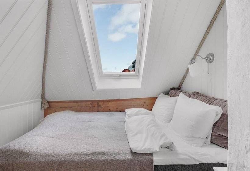 דירת משפחה, To Sostre Guesthouse