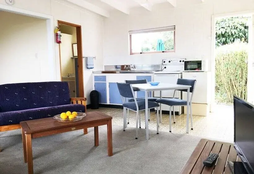 ファミリーステューディオ, Martinborough Motel