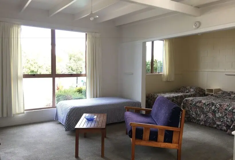 ファミリーステューディオ, Martinborough Motel