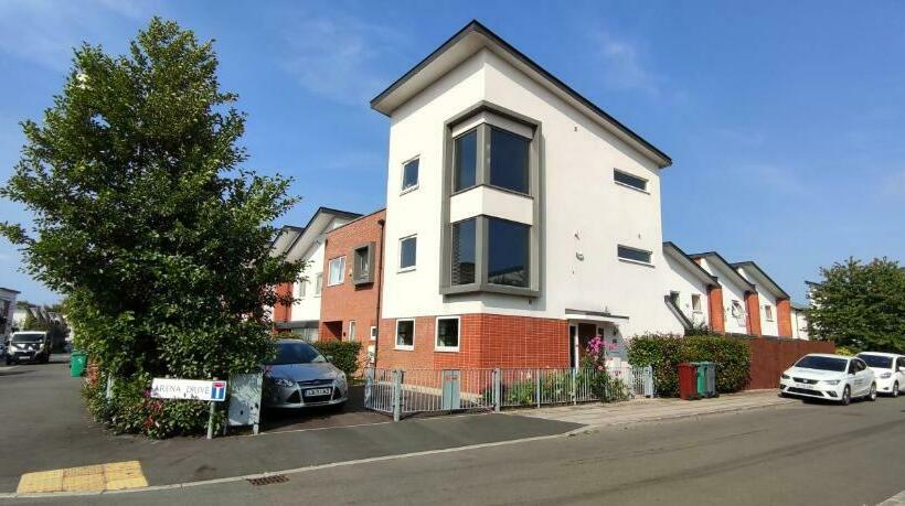 غرفة قياسية فردية حمام مشترك, Arena House