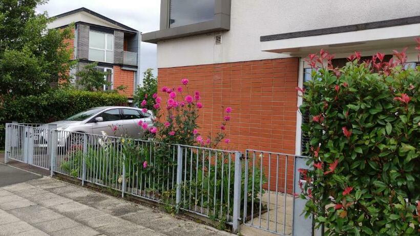 غرفة قياسية فردية حمام مشترك, Arena House