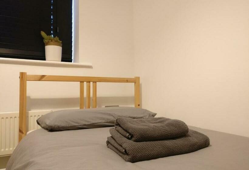 غرفة قياسية فردية حمام مشترك, Arena House