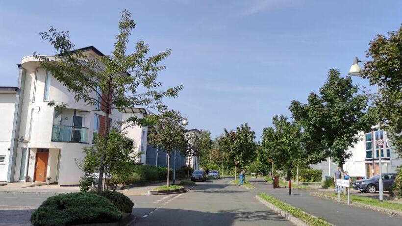 غرفة إقتصادية, Arena House