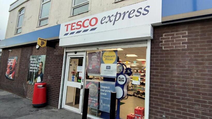 غرفة إقتصادية, Arena House