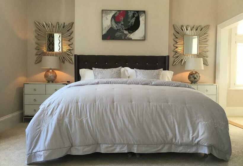 غرفة قياسية مطلّة علي الحديقة, Haldon Priors