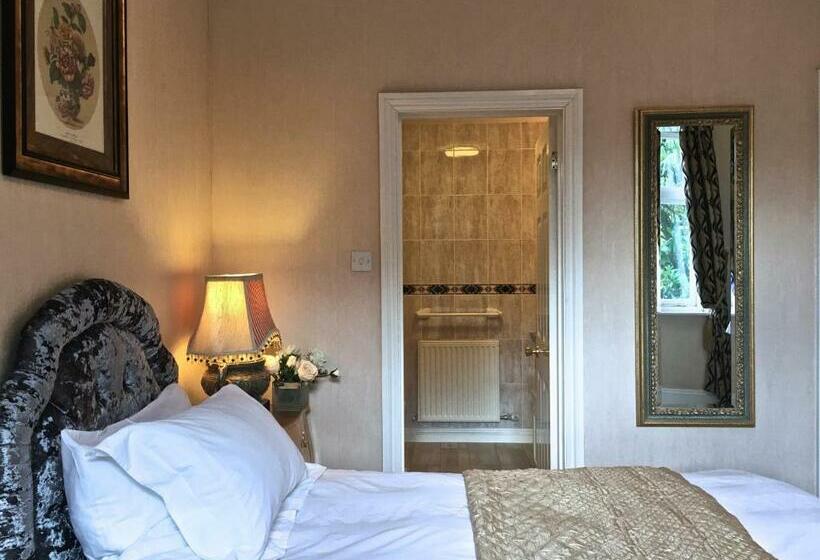 غرفة قياسية مطلّة علي الحديقة, Haldon Priors