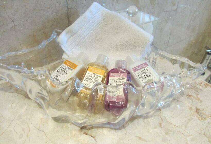 غرفة قياسية مطلّة علي الحديقة, Haldon Priors