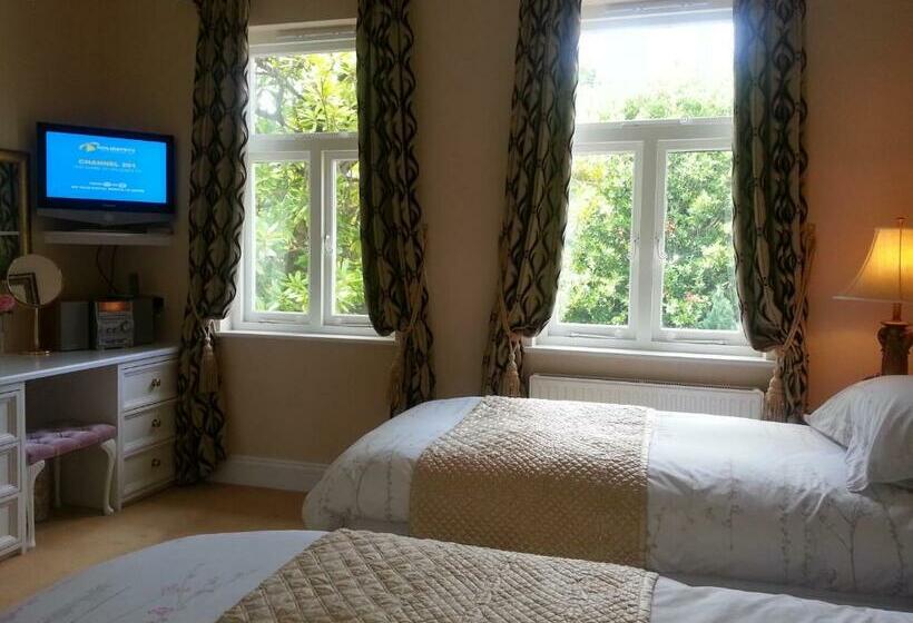 غرفة قياسية مطلّة علي الحديقة, Haldon Priors