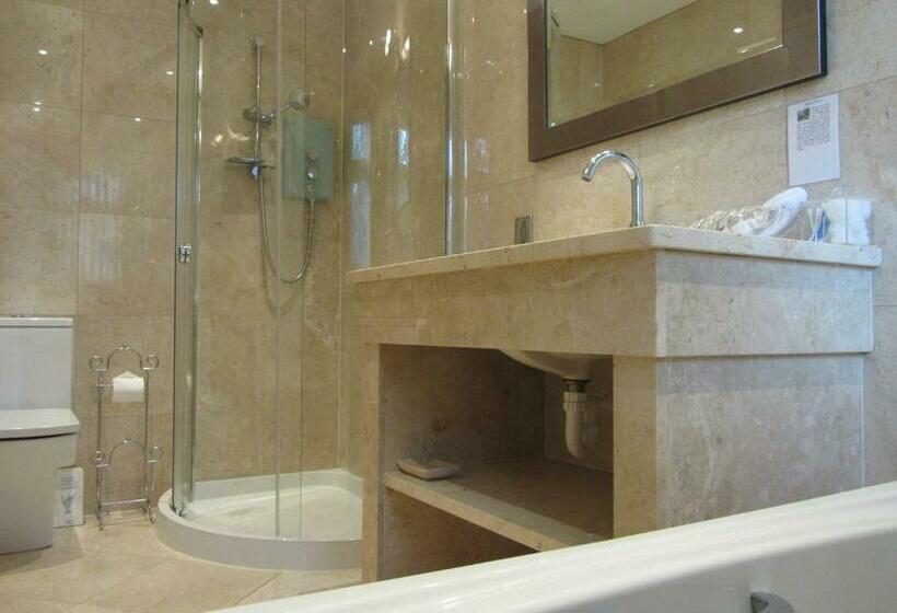 جناح ديلوكس, Haldon Priors