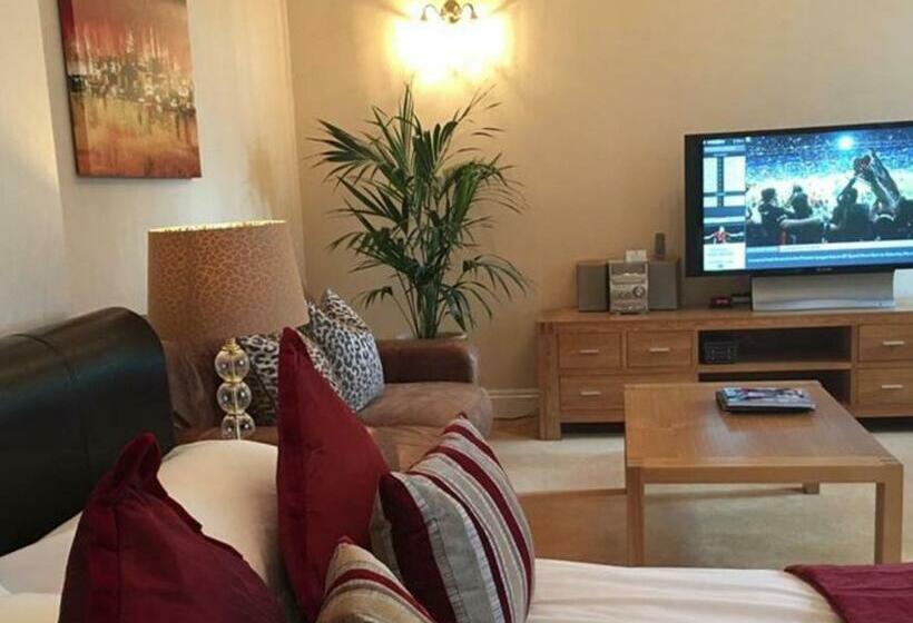 جناح ديلوكس, Haldon Priors