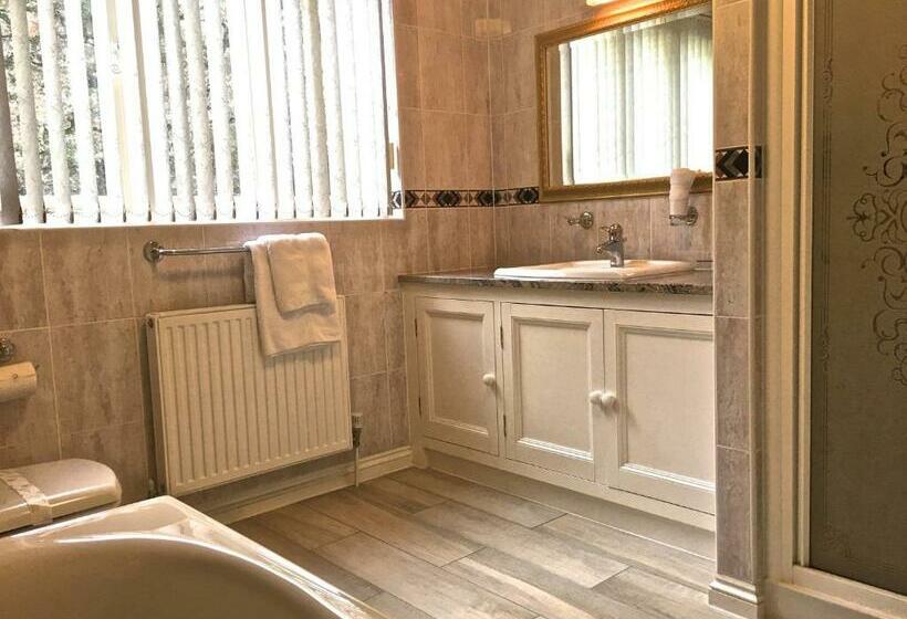 جناح ديلوكس, Haldon Priors