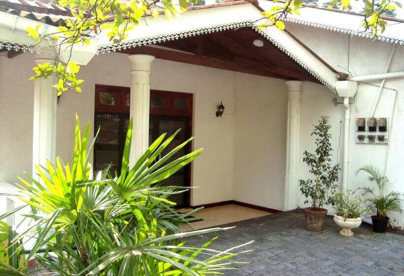 غرفة قياسية ثلاثية, Layathraa Kandy