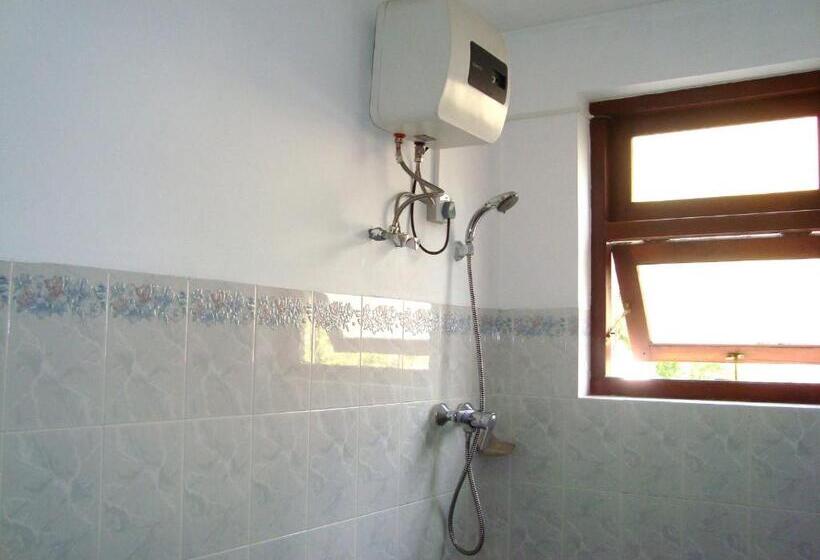 غرفة قياسية ثلاثية, Layathraa Kandy