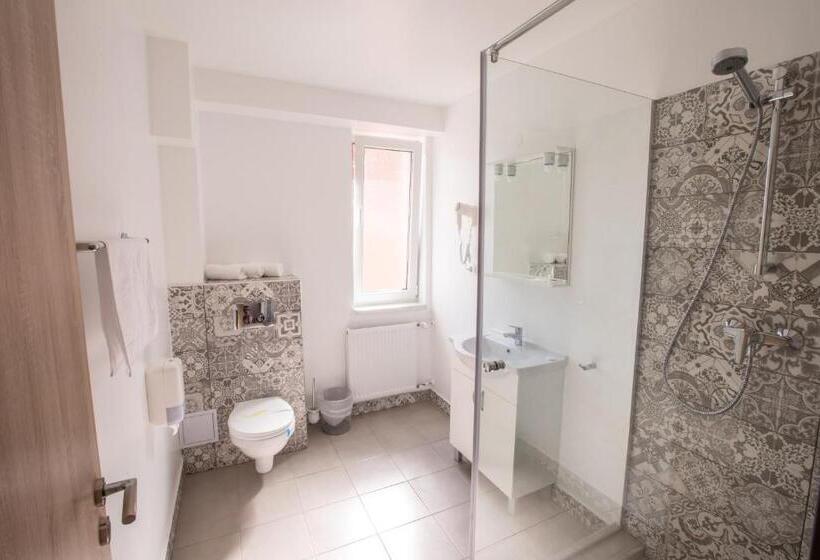 חדר משפחתי, Pensiunea Simar