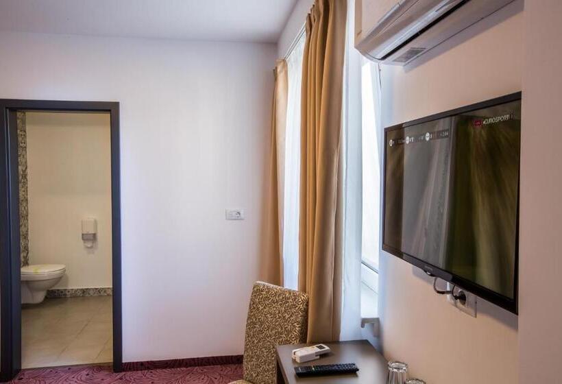 חדר משפחתי, Pensiunea Simar