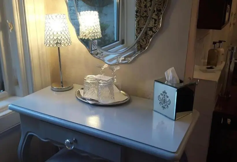 スーペリアールーム, The Ambassador Townhouse
