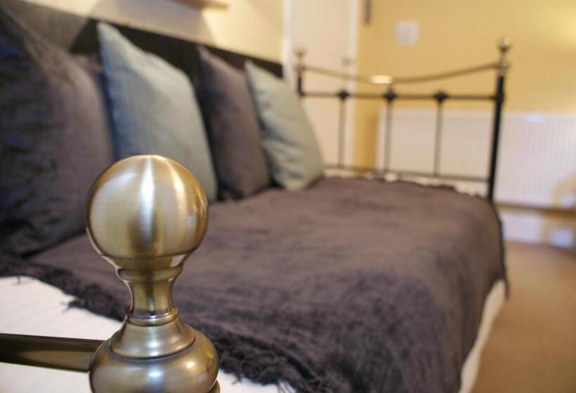 Трехместный Номер Классика, The Ambassador Townhouse