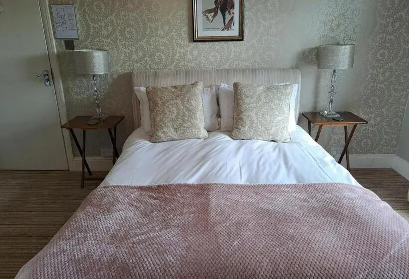 キングサイズベッドのスーペリアルーム, The Ambassador Townhouse