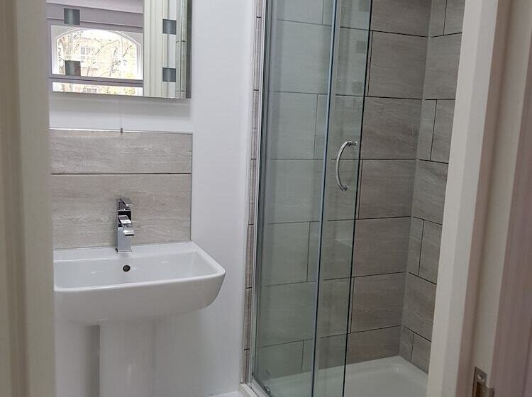 غرفة قياسية, The Charles