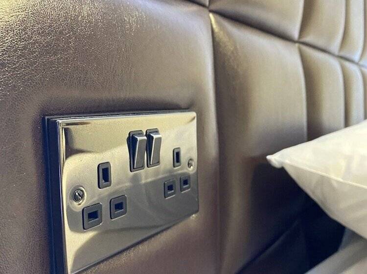 غرفة قياسية, The Charles