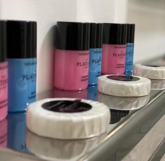 غرفة قياسية, The Charles