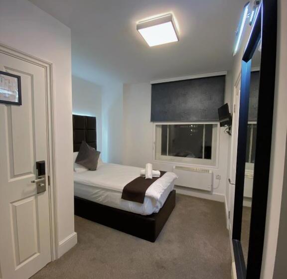 غرفة قياسية فردية, The Charles