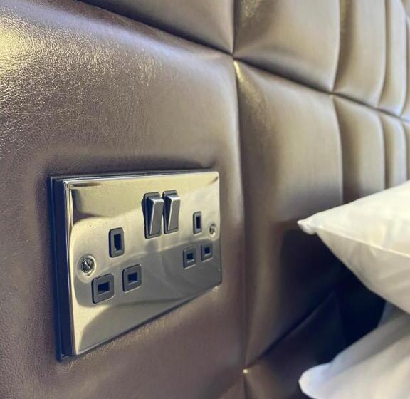 غرفة ديلوكس ثلاثية, The Charles