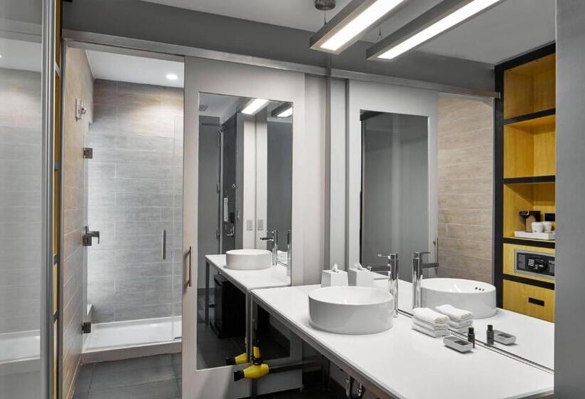 חדר סטנדרט מותאם לאדם עם מוגבלויות, Aloft Miami Aventura