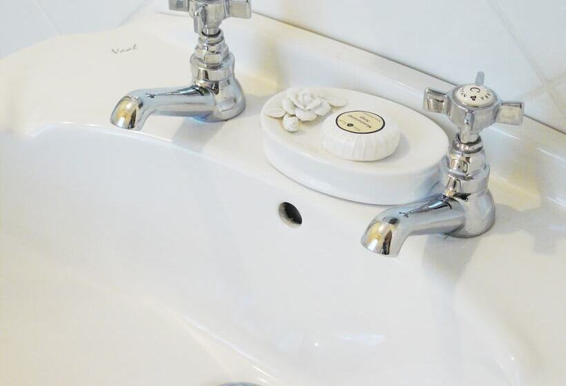 חדר יחיד בסיסי, Brooklyn Place