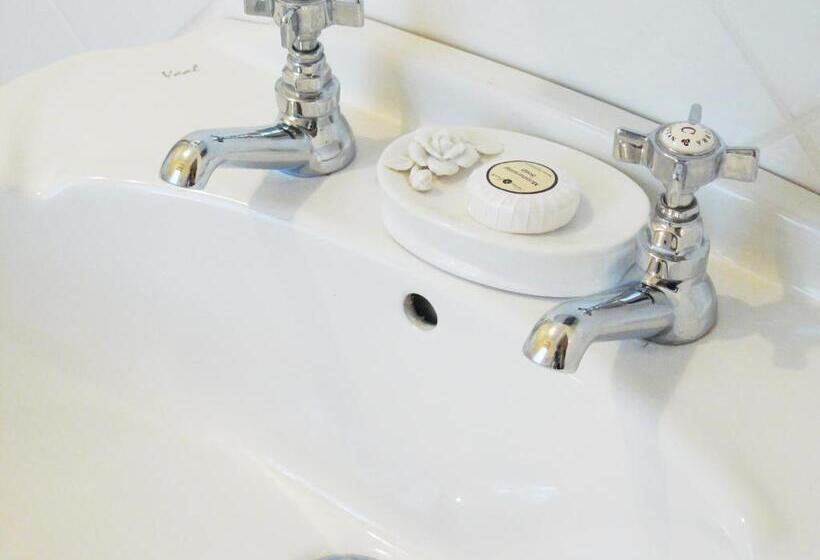 חדר יחיד בסיסי, Brooklyn Place