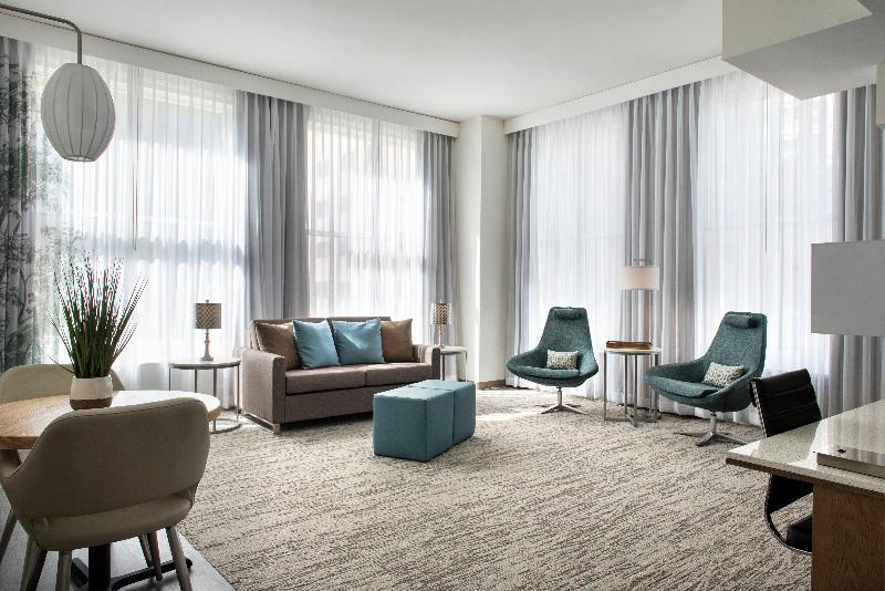 带大床的套房, Even Hotel Pittsburgh Downtown, An Ihg
