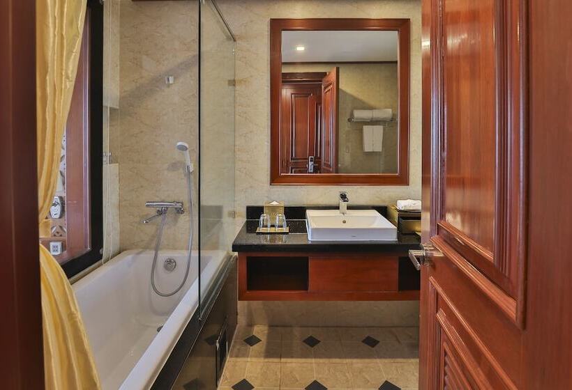 اتاق لوکس با چشم‌انداز دریا, Dlg Hotel Danang