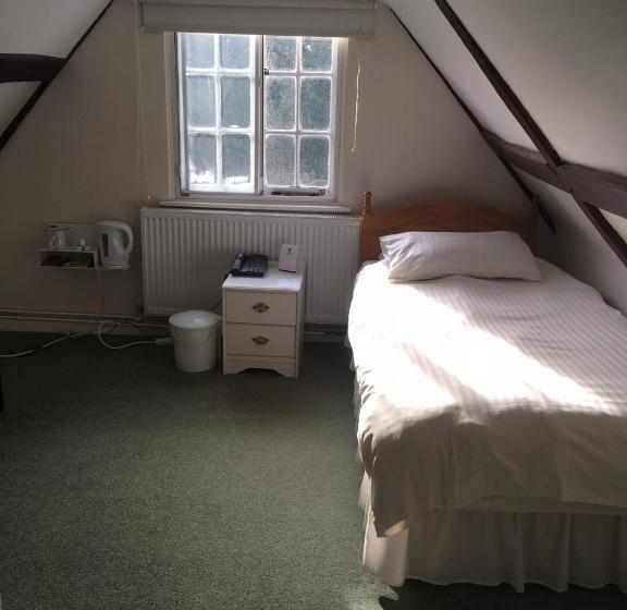 이코노미 싱글 룸, The Cedars