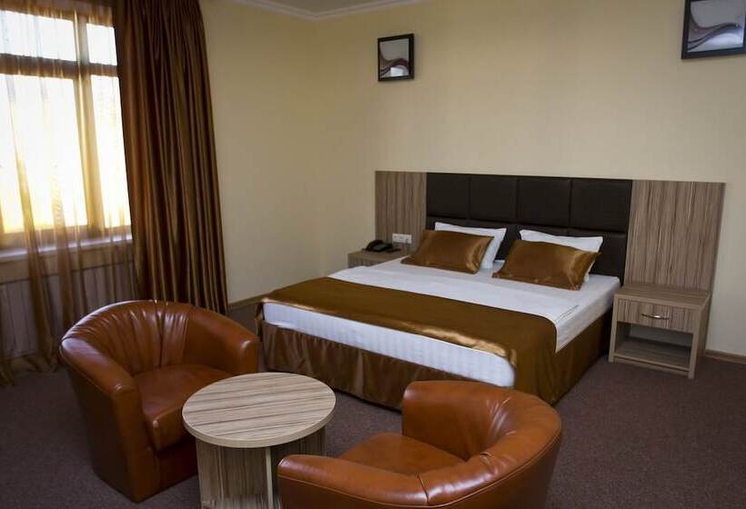 高级大房间, Marton Gordeevsky