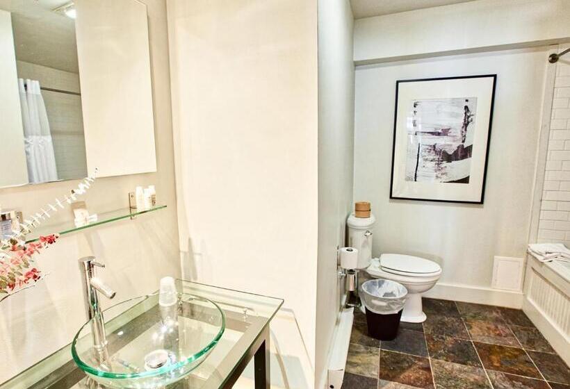 جناح ديلوكس, The Haus On Mirror Lake