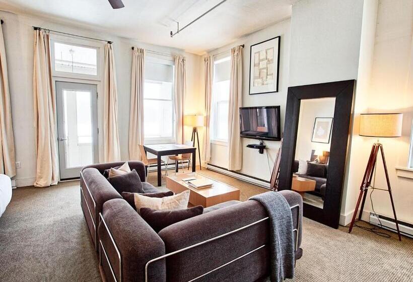 جناح ديلوكس, The Haus On Mirror Lake