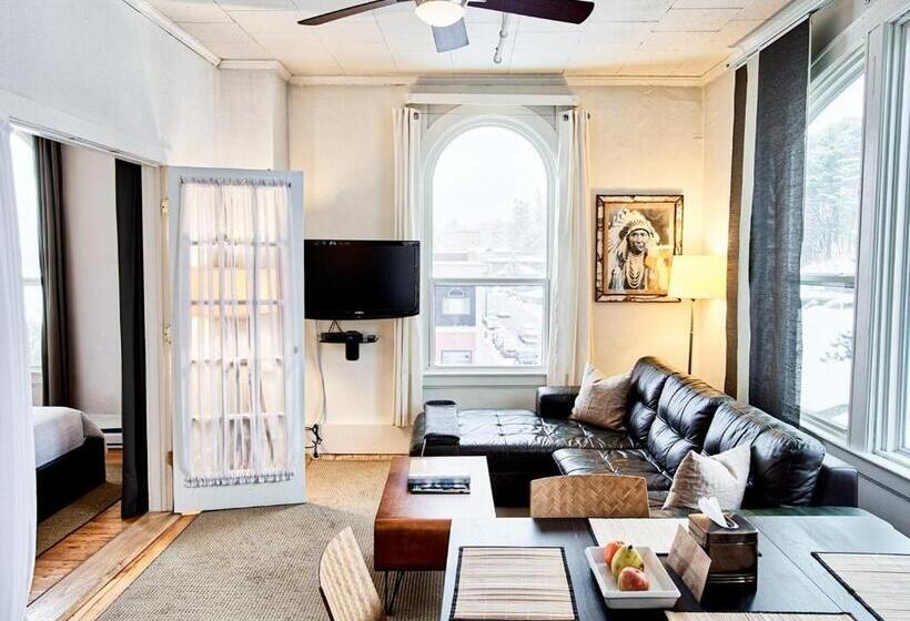 غرفة ديلوكس رباعية, The Haus On Mirror Lake