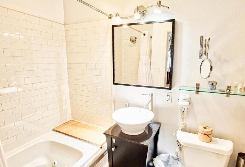 جناح سوبيريور, The Haus On Mirror Lake