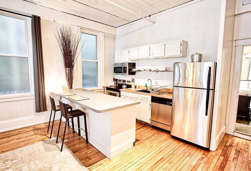 جناح سوبيريور, The Haus On Mirror Lake