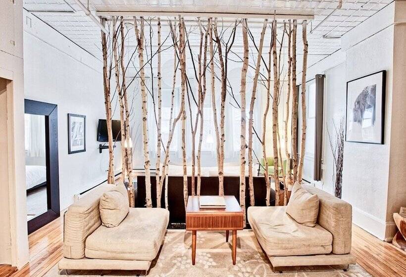 جناح سوبيريور, The Haus On Mirror Lake